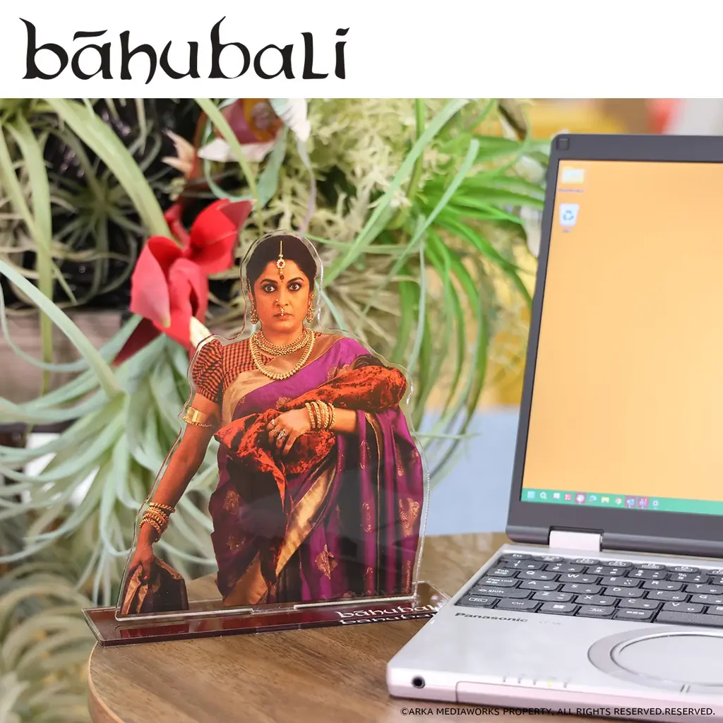 インド映画『バーフバリ』×プレミアムバンダイのコラボがついに結願！40cm超の巨大アクスタや映画の世界に入り込めるタオル、『有給休暇中』アクスタなど展開。 画像 2