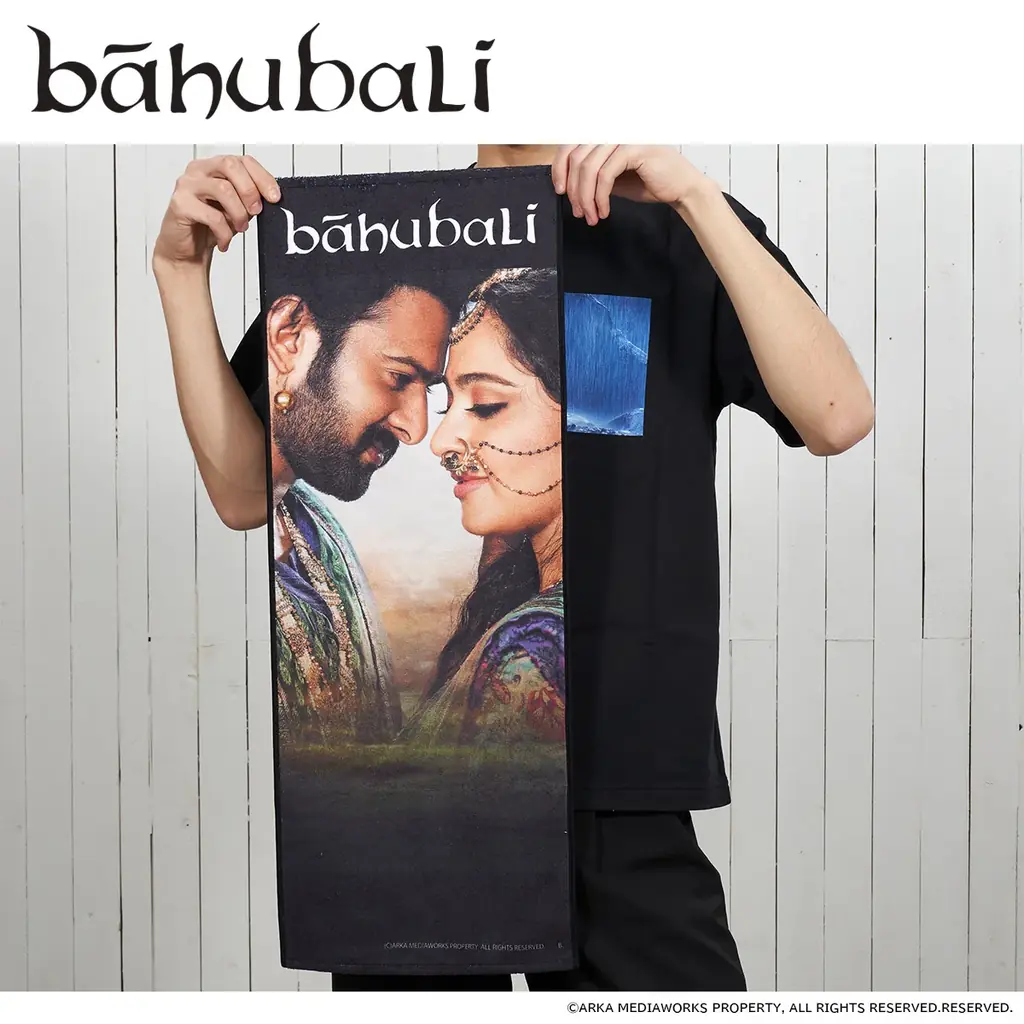 インド映画『バーフバリ』×プレミアムバンダイのコラボがついに結願！40cm超の巨大アクスタや映画の世界に入り込めるタオル、『有給休暇中』アクスタなど展開。 画像 24