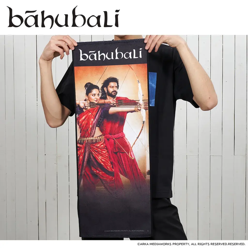 インド映画『バーフバリ』×プレミアムバンダイのコラボがついに結願！40cm超の巨大アクスタや映画の世界に入り込めるタオル、『有給休暇中』アクスタなど展開。 画像 25