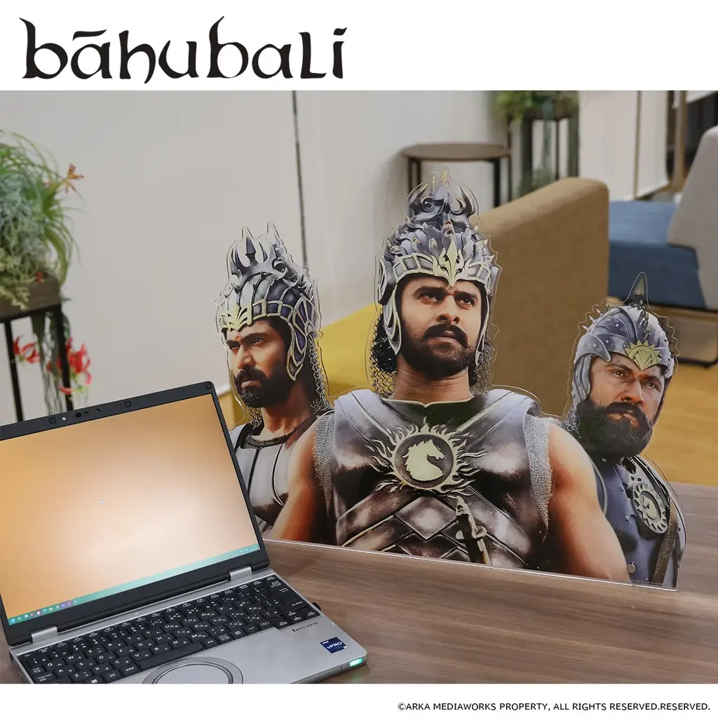 インド映画『バーフバリ』×プレミアムバンダイのコラボがついに結願！40cm超の巨大アクスタや映画の世界に入り込めるタオル、『有給休暇中』アクスタなど展開。 画像 29