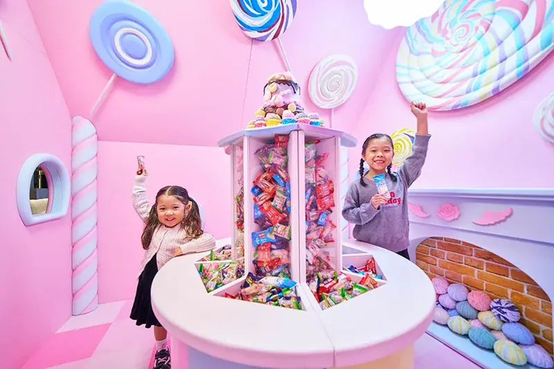 沖縄・恩納村【サンタと一緒に☆記念撮影】高さ13ｍのバブルツリー、イルカのイルミネーション、夢のキャンディハウス etc. 画像 12