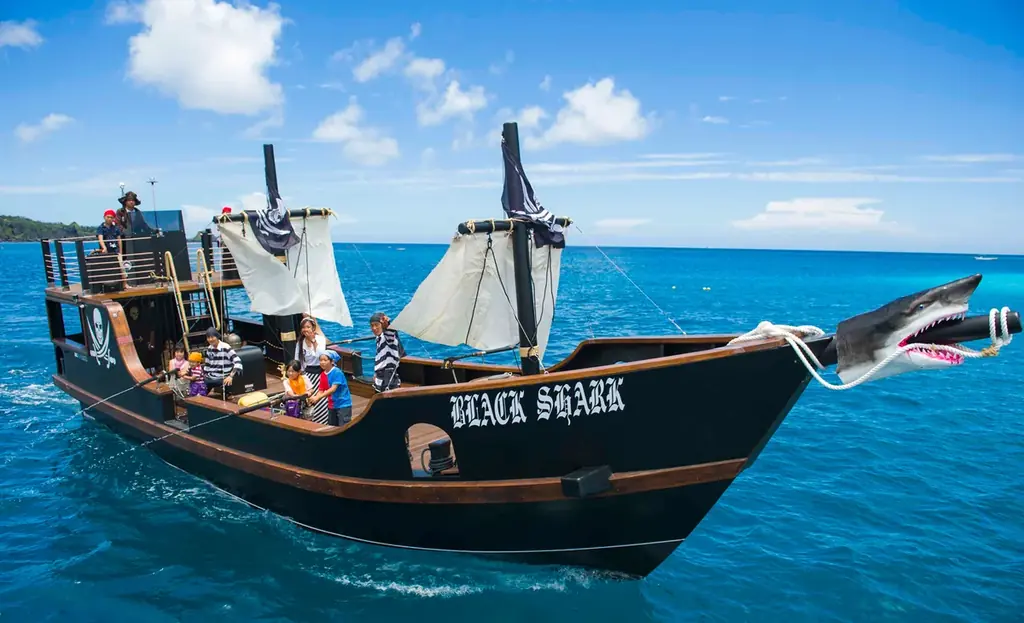 沖縄・恩納村【サンタと一緒に☆記念撮影】高さ13ｍのバブルツリー、イルカのイルミネーション、夢のキャンディハウス etc. 画像 6