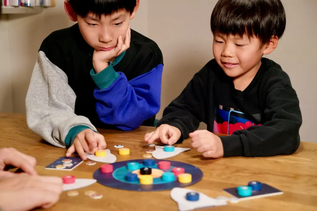 【全国で一般発売】磁石で「ピタッ」とくっつく快感！宇宙カーリングボードゲーム『プラネピタ』 画像 3