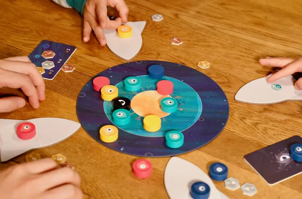 【全国で一般発売】磁石で「ピタッ」とくっつく快感！宇宙カーリングボードゲーム『プラネピタ』 画像 4