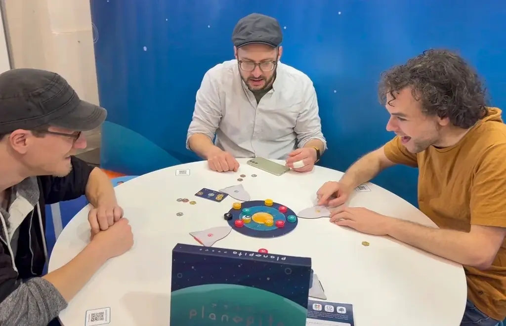 【全国で一般発売】磁石で「ピタッ」とくっつく快感！宇宙カーリングボードゲーム『プラネピタ』 画像 5