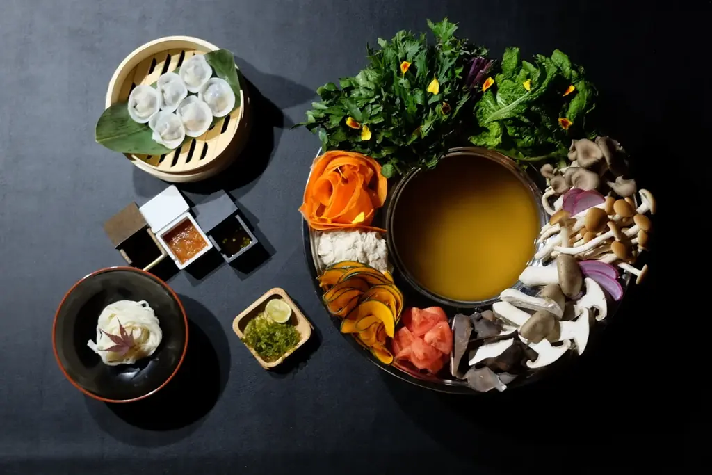 日本初の“発酵×花鍋”フルコースが誕生 |城崎温泉・小林屋、食の多様性に寄り添う新ディナー「発酵 X 花鍋コース」を発売開始 画像 1