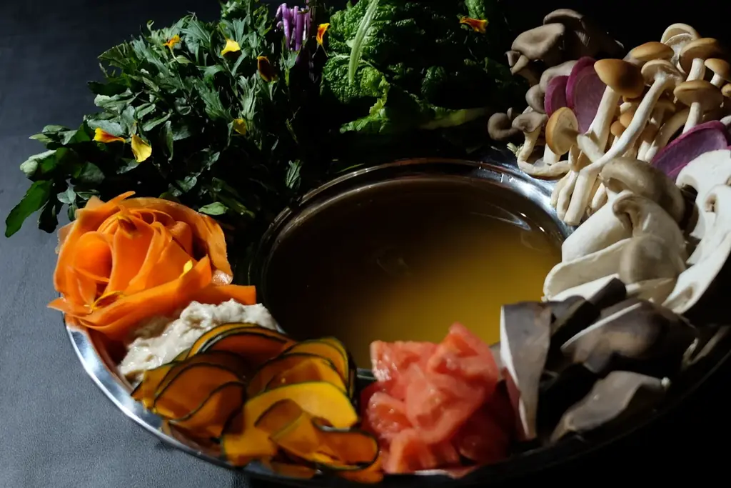 日本初の“発酵×花鍋”フルコースが誕生 |城崎温泉・小林屋、食の多様性に寄り添う新ディナー「発酵 X 花鍋コース」を発売開始 画像 2