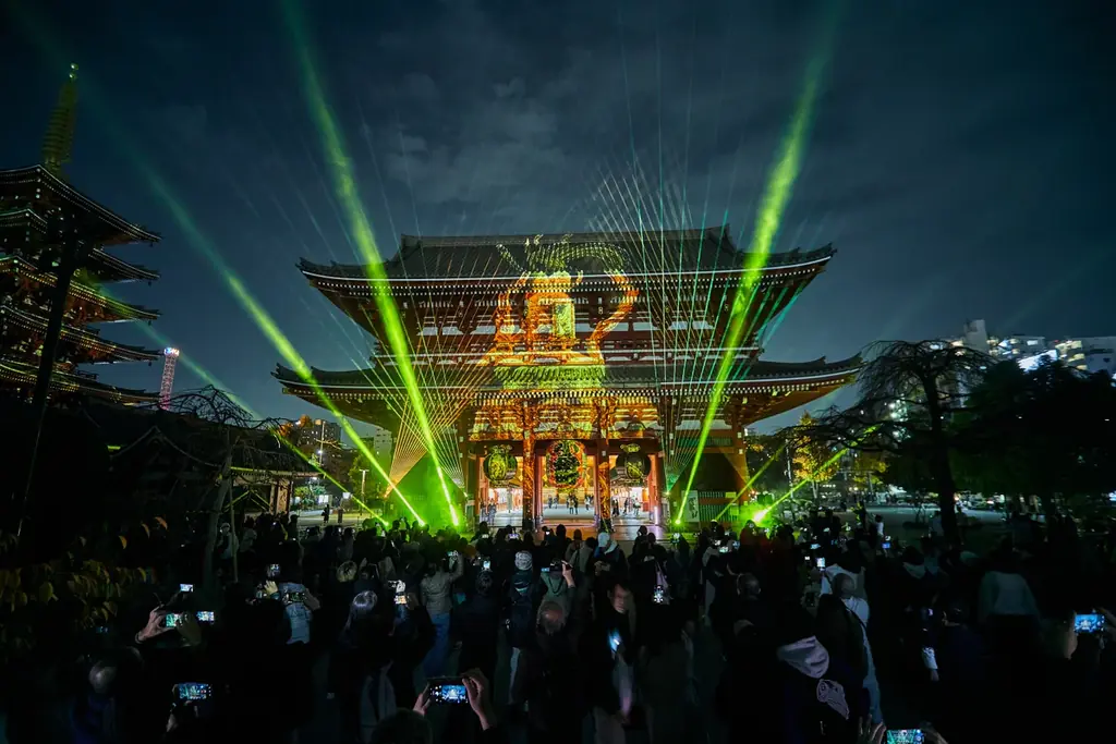 一旗プロデュース「ASAKUSA CULTURE & LIGHTS 2025」の公式記録写真を公開。浅草寺史上初、宝蔵門・五重塔・二天門プロジェクションマッピング。名勝 伝法院庭園と絵馬堂の鑑賞機会。 画像 2