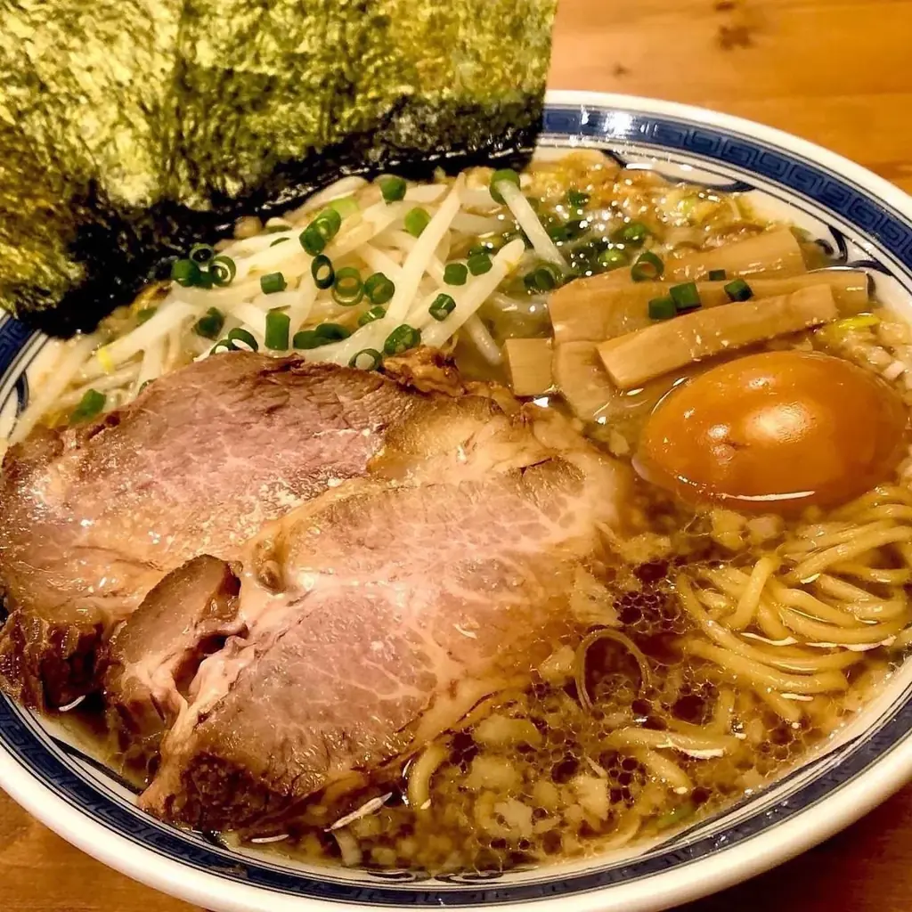 「水溜りボンド トミー」コラボ×「黒潮拉麺」監修！背脂の甘味とニンニクが広がる“中毒系”カップ麺「ばかほど背油黒醤油ラーメン」12月7日（日）よりウエルシアグループで限定発売！ 画像 5