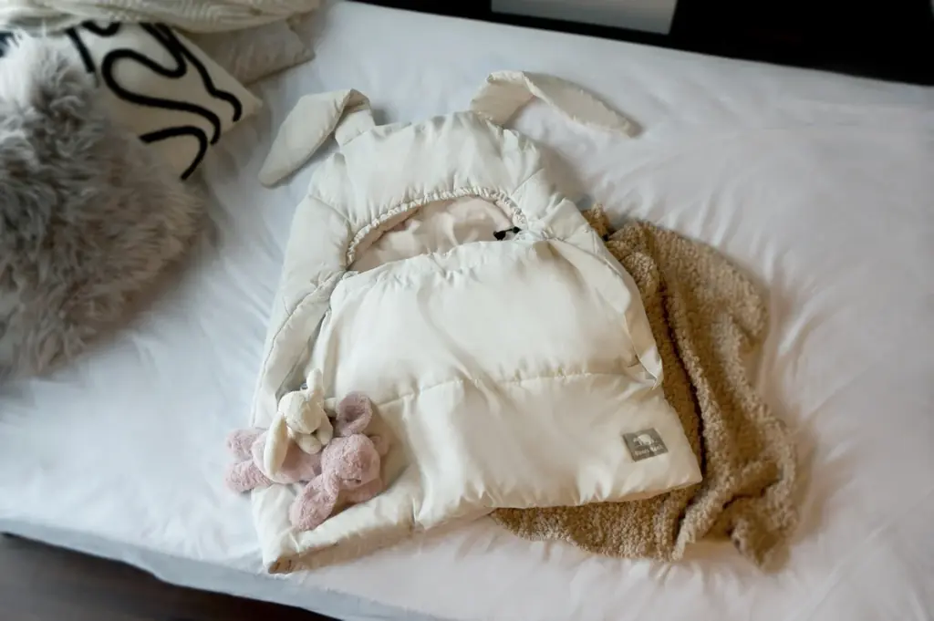 ねぶくろんシリーズ人気の防寒寝具に“雪うさぎ”が登場。頭・肩の冷えを対策！ 画像 2