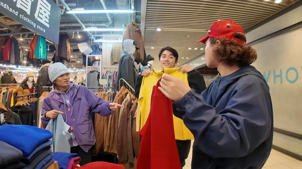 高感度なハイファッションをエンタメとして発信するYouTubeクリエイター集団「ポーカーズ」が、SPINNSにてコーディネートバトルを開催！ポーカーズが厳選した古着アイテムを全国5店舗で発売決定！ 画像 3