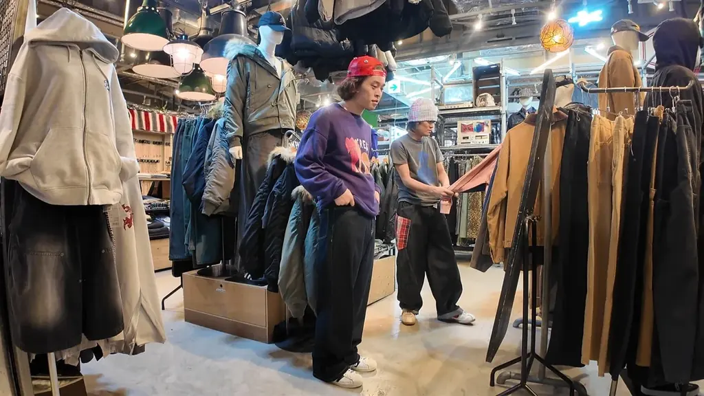 高感度なハイファッションをエンタメとして発信するYouTubeクリエイター集団「ポーカーズ」が、SPINNSにてコーディネートバトルを開催！ポーカーズが厳選した古着アイテムを全国5店舗で発売決定！ 画像 4