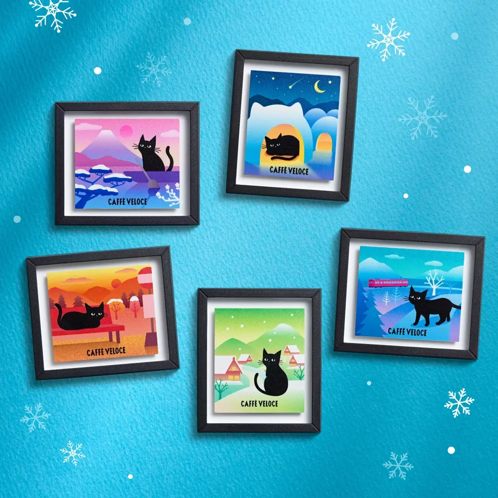 ステンドグラスに着想を得た、冬の暮らしを鮮やかに彩る黒ねこラバーコースターや“一人旅”がテーマの額縁マグネットがもらえる！『カフェ・ベローチェ』、12月18日より「黒ねこ冬の満喫キャンペーン」を開催 画像 2