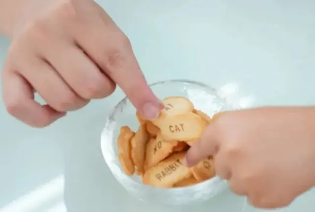 夢のコラボが実現！チロルチョコ×ギンビス「しみチョコ ミニアスパラガス きなこもち風」 画像 6