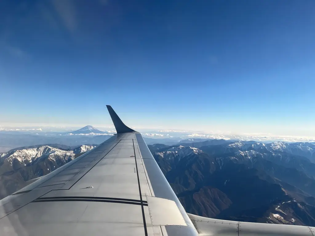 絶景フライトに大興奮！浦川泰幸・杉本彩と出雲・富士・伊勢を巡るチャーターフライト企画、「エアボーン！」の掛け声とともにテイクオフ！ 画像 10