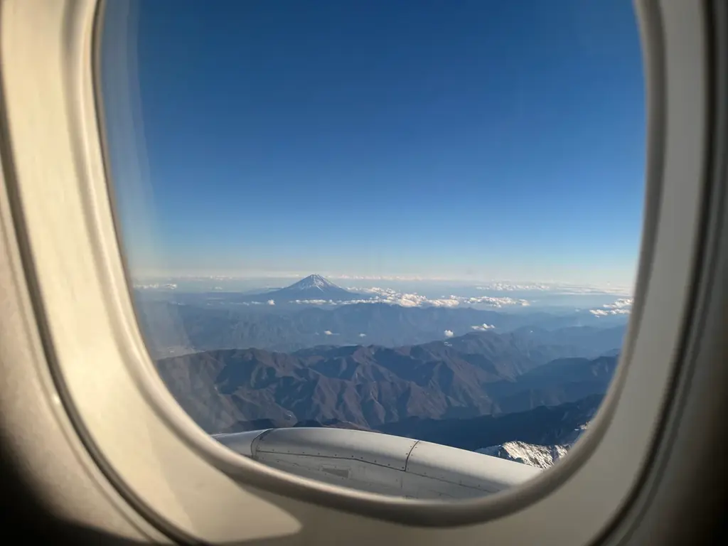 絶景フライトに大興奮！浦川泰幸・杉本彩と出雲・富士・伊勢を巡るチャーターフライト企画、「エアボーン！」の掛け声とともにテイクオフ！ 画像 11