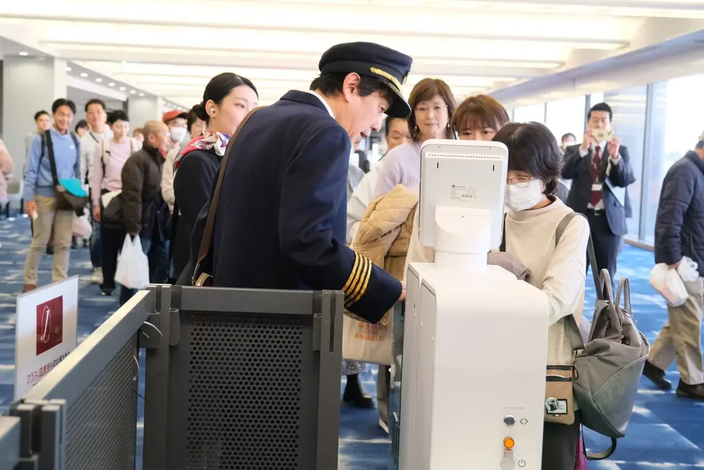 絶景フライトに大興奮！浦川泰幸・杉本彩と出雲・富士・伊勢を巡るチャーターフライト企画、「エアボーン！」の掛け声とともにテイクオフ！ 画像 8