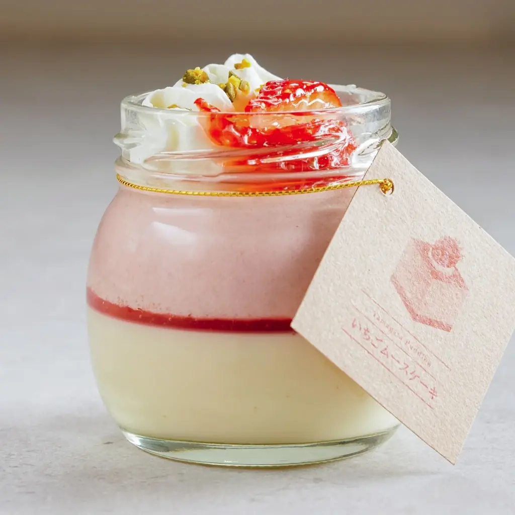 【山形プリン】まるでケーキのような贅沢な味わい！冬限定「いちごムースケーキプリン」と、心温まる「プリンラテ」が新登場。 画像 2