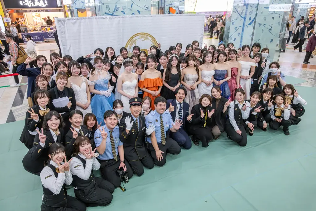 福岡 麻生外語観光&ブライダル専門学校×JR九州博多駅×レイジーシンデレラ福岡　「いい夫婦の日」11/22（土）に「特急ソニック号」列車内ウェディングファッションショーを開催しました 画像 1