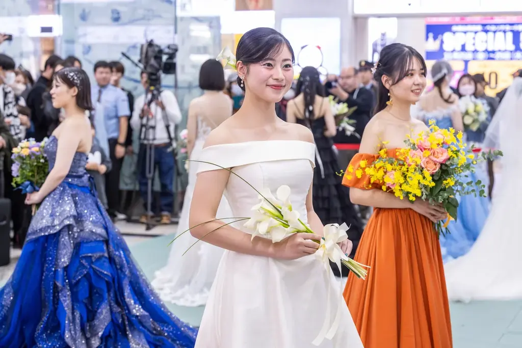 福岡 麻生外語観光&ブライダル専門学校×JR九州博多駅×レイジーシンデレラ福岡　「いい夫婦の日」11/22（土）に「特急ソニック号」列車内ウェディングファッションショーを開催しました 画像 10