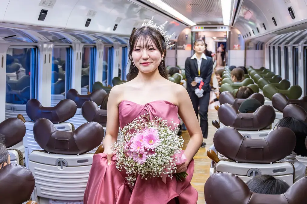 福岡 麻生外語観光&ブライダル専門学校×JR九州博多駅×レイジーシンデレラ福岡　「いい夫婦の日」11/22（土）に「特急ソニック号」列車内ウェディングファッションショーを開催しました 画像 4