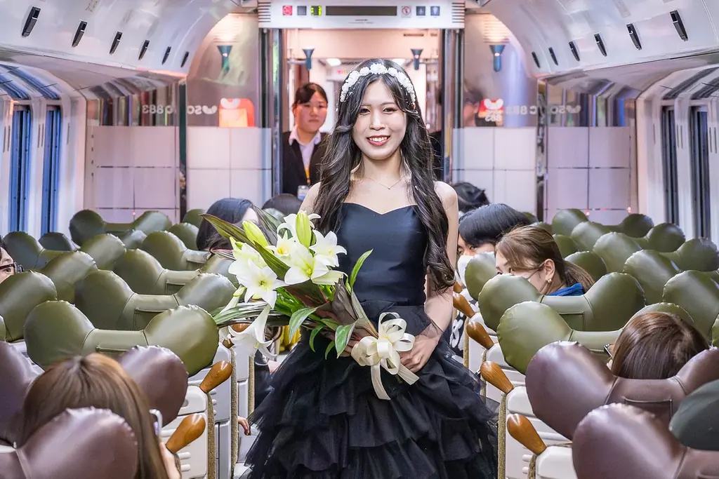 福岡 麻生外語観光&ブライダル専門学校×JR九州博多駅×レイジーシンデレラ福岡　「いい夫婦の日」11/22（土）に「特急ソニック号」列車内ウェディングファッションショーを開催しました 画像 5