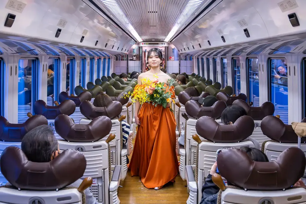 福岡 麻生外語観光&ブライダル専門学校×JR九州博多駅×レイジーシンデレラ福岡　「いい夫婦の日」11/22（土）に「特急ソニック号」列車内ウェディングファッションショーを開催しました 画像 7