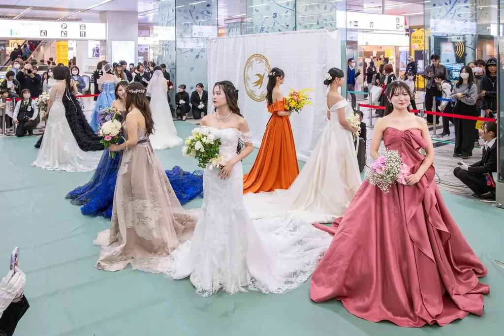 福岡 麻生外語観光&ブライダル専門学校×JR九州博多駅×レイジーシンデレラ福岡　「いい夫婦の日」11/22（土）に「特急ソニック号」列車内ウェディングファッションショーを開催しました 画像 8