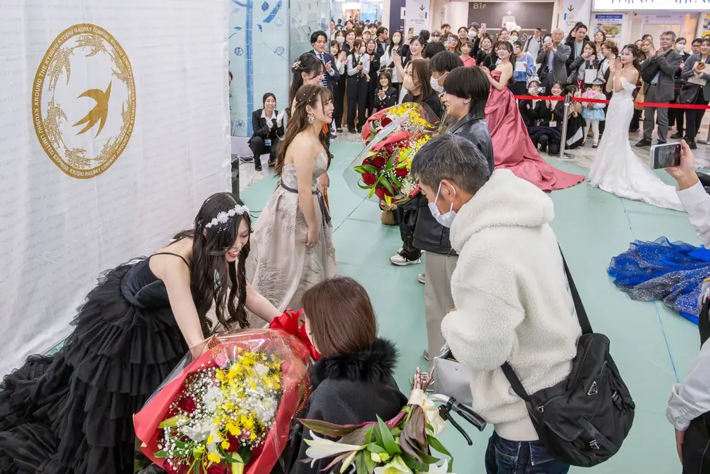 福岡 麻生外語観光&ブライダル専門学校×JR九州博多駅×レイジーシンデレラ福岡　「いい夫婦の日」11/22（土）に「特急ソニック号」列車内ウェディングファッションショーを開催しました 画像 9