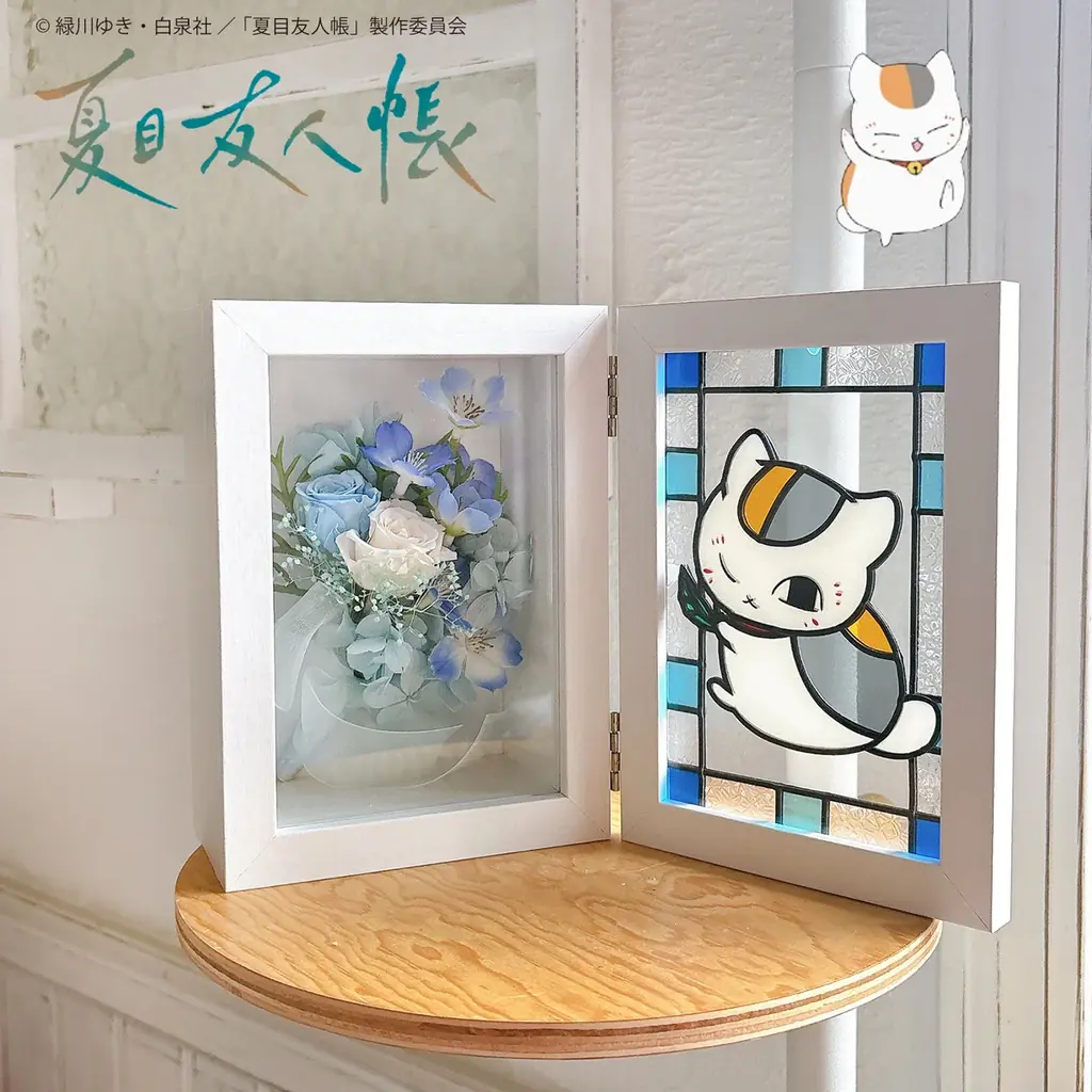 窓辺で光るニャンコ先生のグラスアートと花束セット