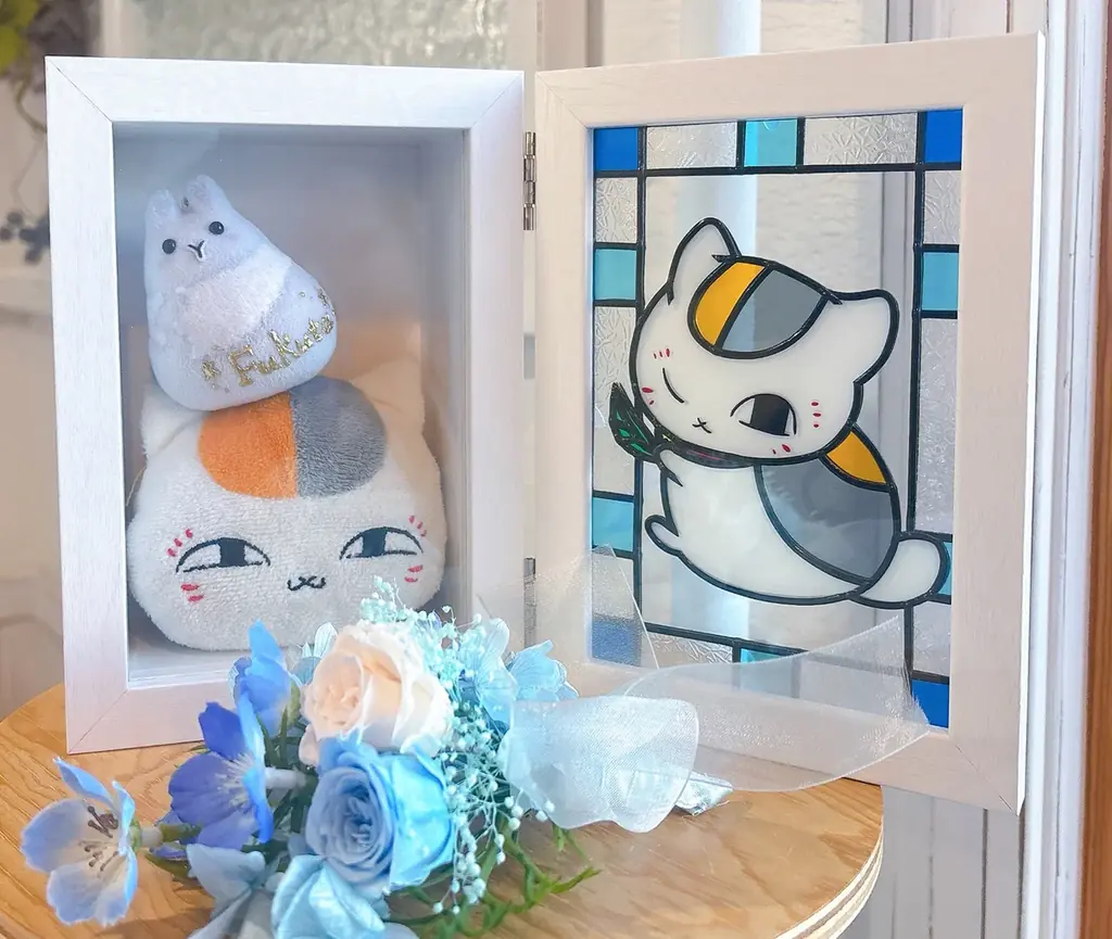ニャンコ先生が光の中で輝く！？まるでステンドグラスのような透明感。『夏目友人帳』の世界を窓辺に飾る「グラスアート」が登場 画像 4