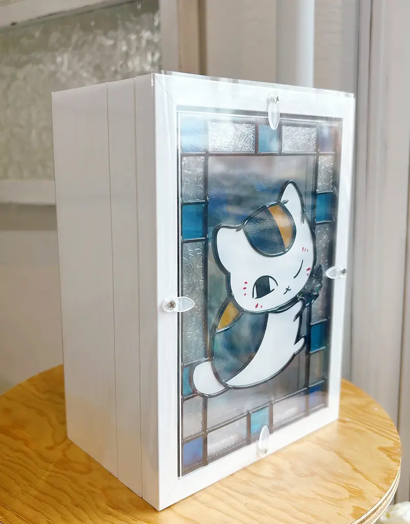 ニャンコ先生が光の中で輝く！？まるでステンドグラスのような透明感。『夏目友人帳』の世界を窓辺に飾る「グラスアート」が登場 画像 5