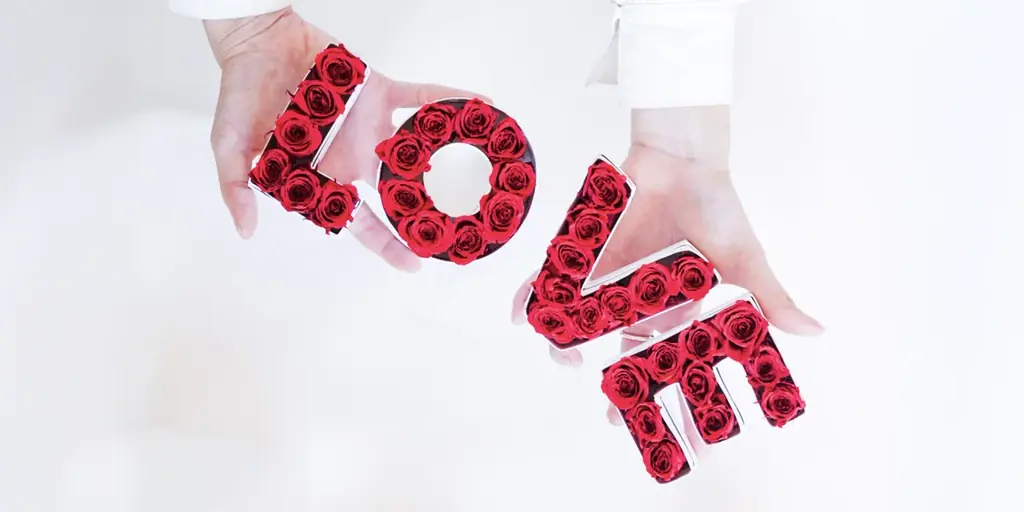 世界にひとつの言葉をバラで。27種類の文字型フラワーボックス「アルファベットローズ」発売 画像 1