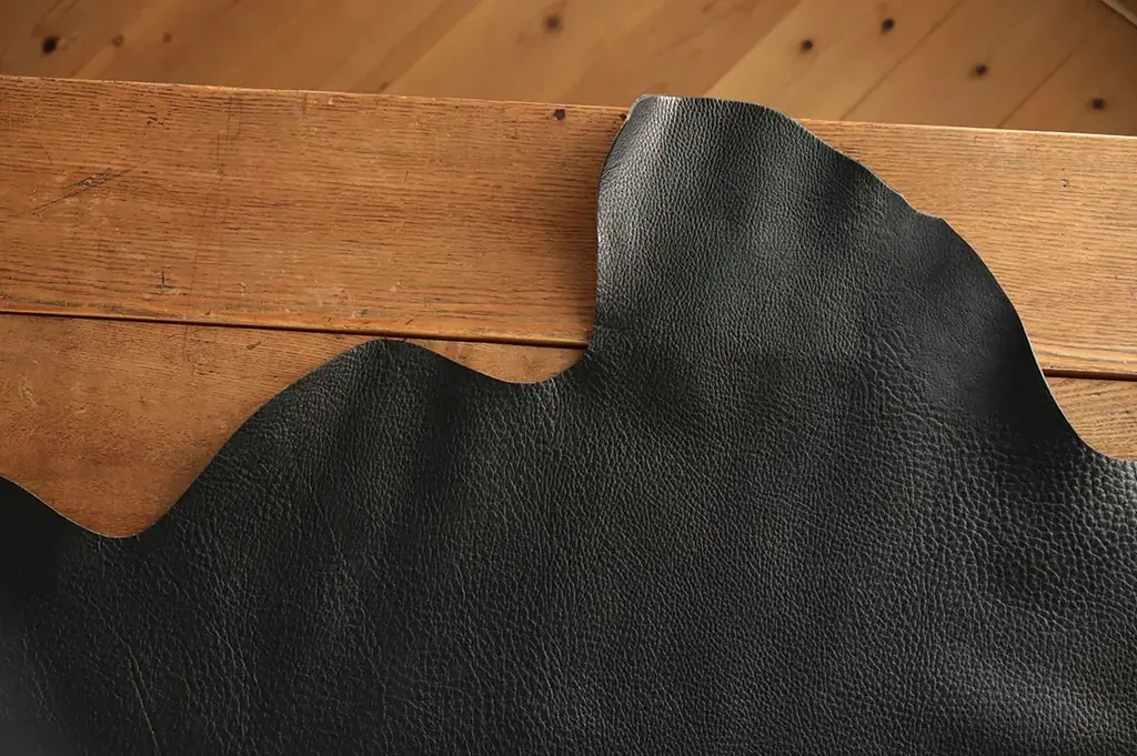 一生モノの革を、毎日の財布に。アメリカ老舗レザーで仕立てるビジネスパーソンの為のミニ財布が登場です。 画像 11