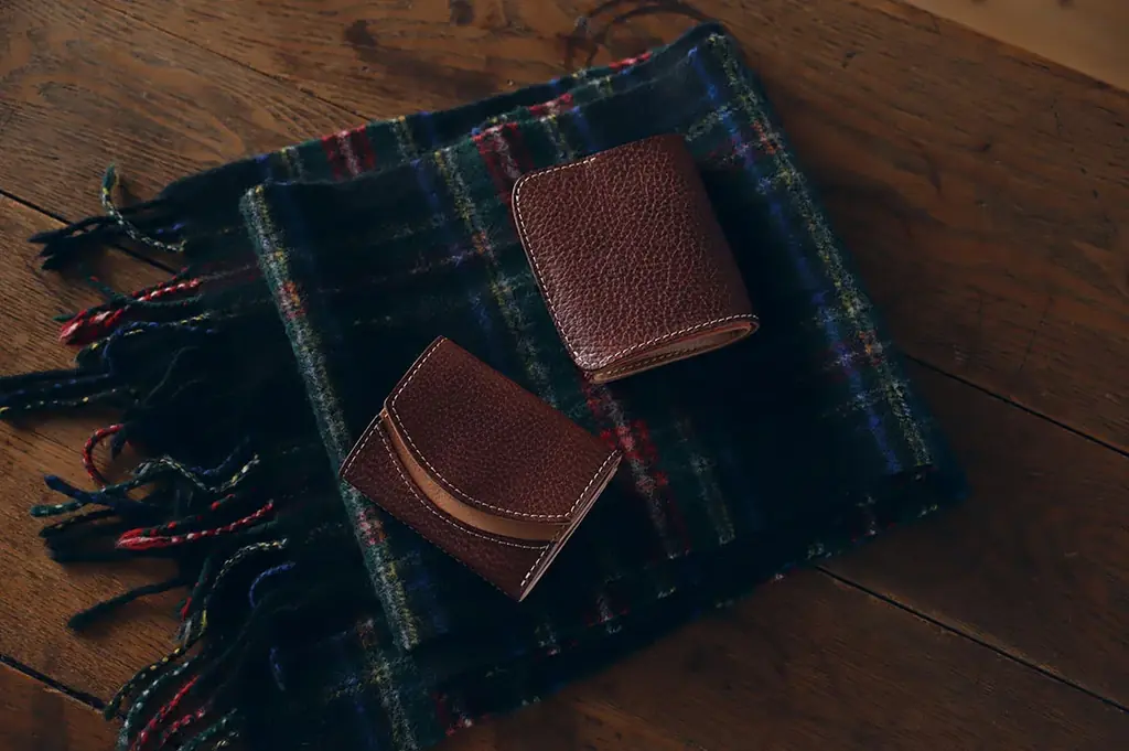一生モノの革を、毎日の財布に。アメリカ老舗レザーで仕立てるビジネスパーソンの為のミニ財布が登場です。 画像 17