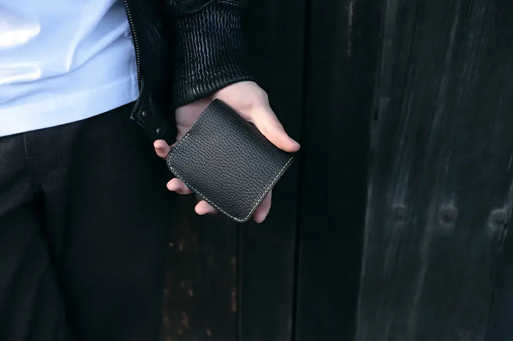 一生モノの革を、毎日の財布に。アメリカ老舗レザーで仕立てるビジネスパーソンの為のミニ財布が登場です。 画像 18