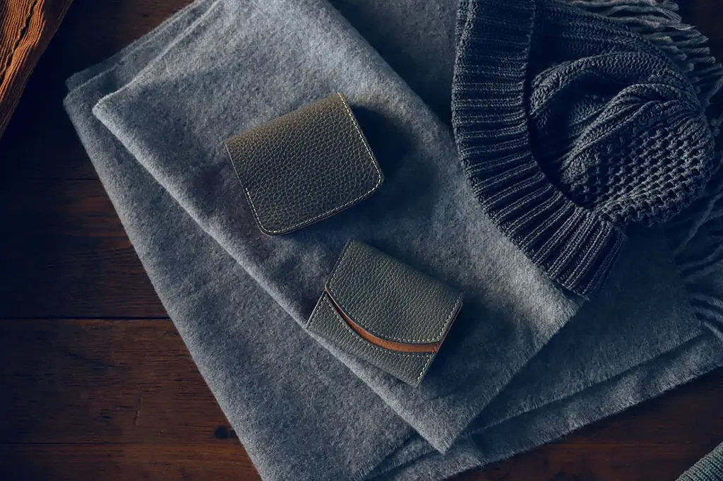 一生モノの革を、毎日の財布に。アメリカ老舗レザーで仕立てるビジネスパーソンの為のミニ財布が登場です。 画像 2