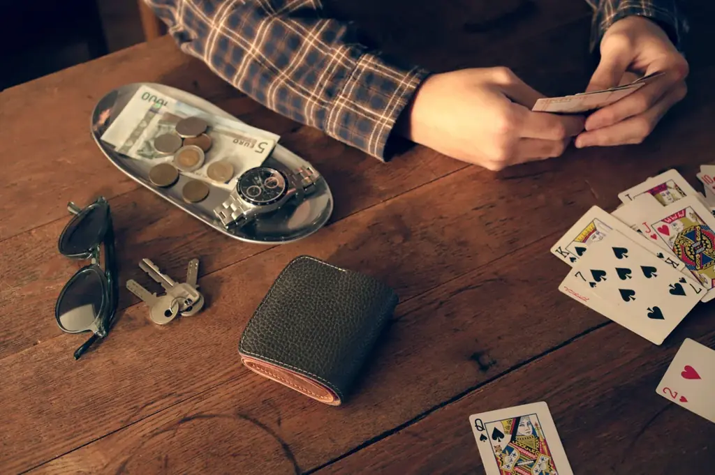 一生モノの革を、毎日の財布に。アメリカ老舗レザーで仕立てるビジネスパーソンの為のミニ財布が登場です。 画像 3