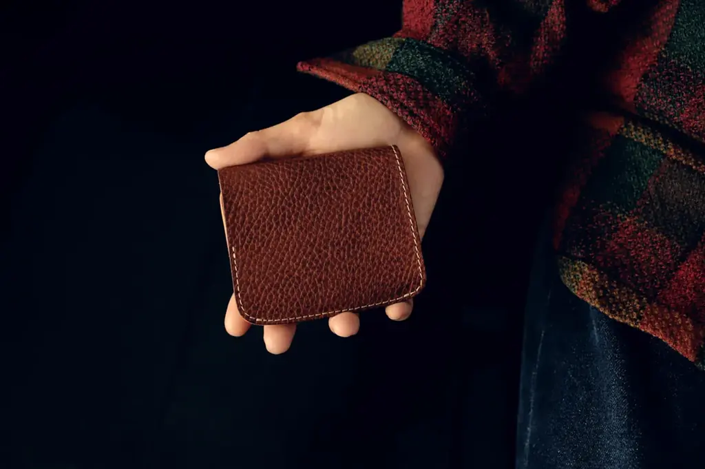 一生モノの革を、毎日の財布に。アメリカ老舗レザーで仕立てるビジネスパーソンの為のミニ財布が登場です。 画像 4