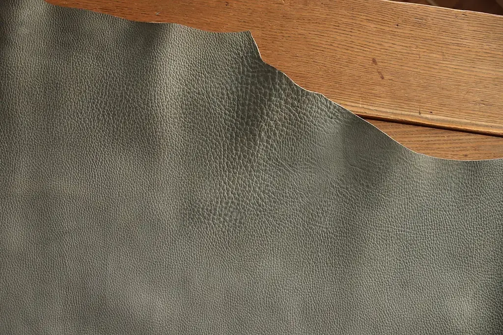 一生モノの革を、毎日の財布に。アメリカ老舗レザーで仕立てるビジネスパーソンの為のミニ財布が登場です。 画像 5