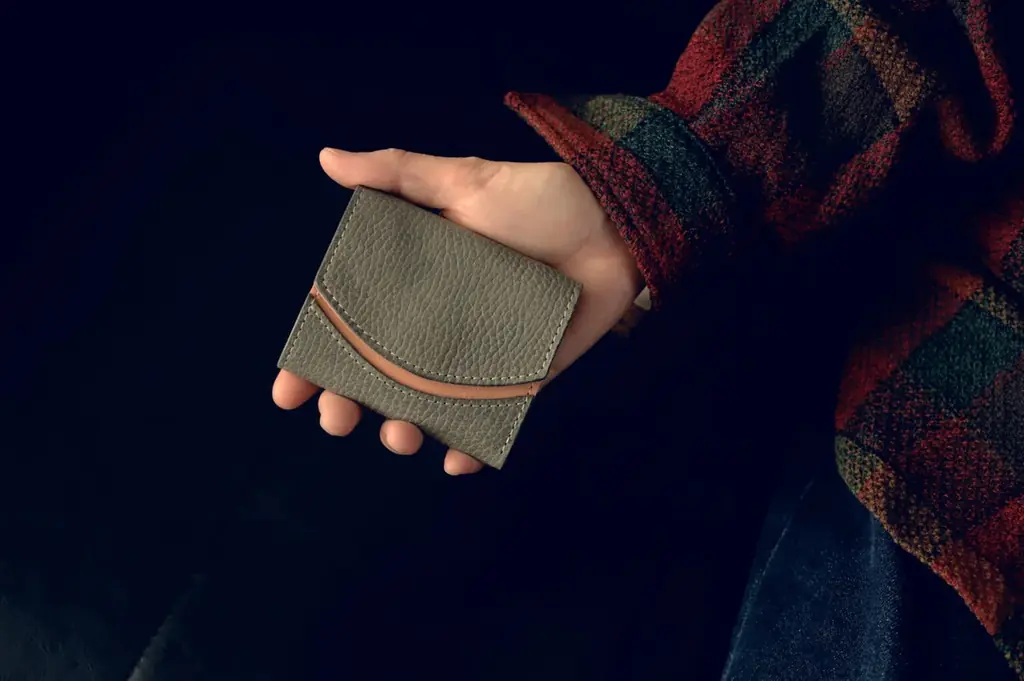 一生モノの革を、毎日の財布に。アメリカ老舗レザーで仕立てるビジネスパーソンの為のミニ財布が登場です。 画像 7