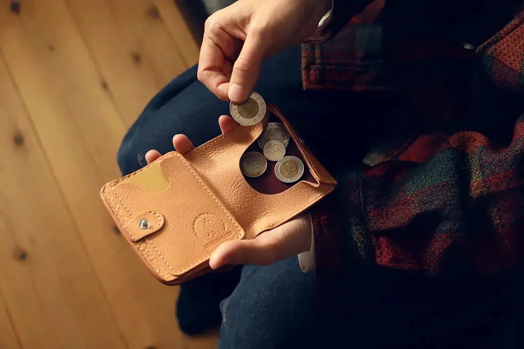 一生モノの革を、毎日の財布に。アメリカ老舗レザーで仕立てるビジネスパーソンの為のミニ財布が登場です。 画像 8