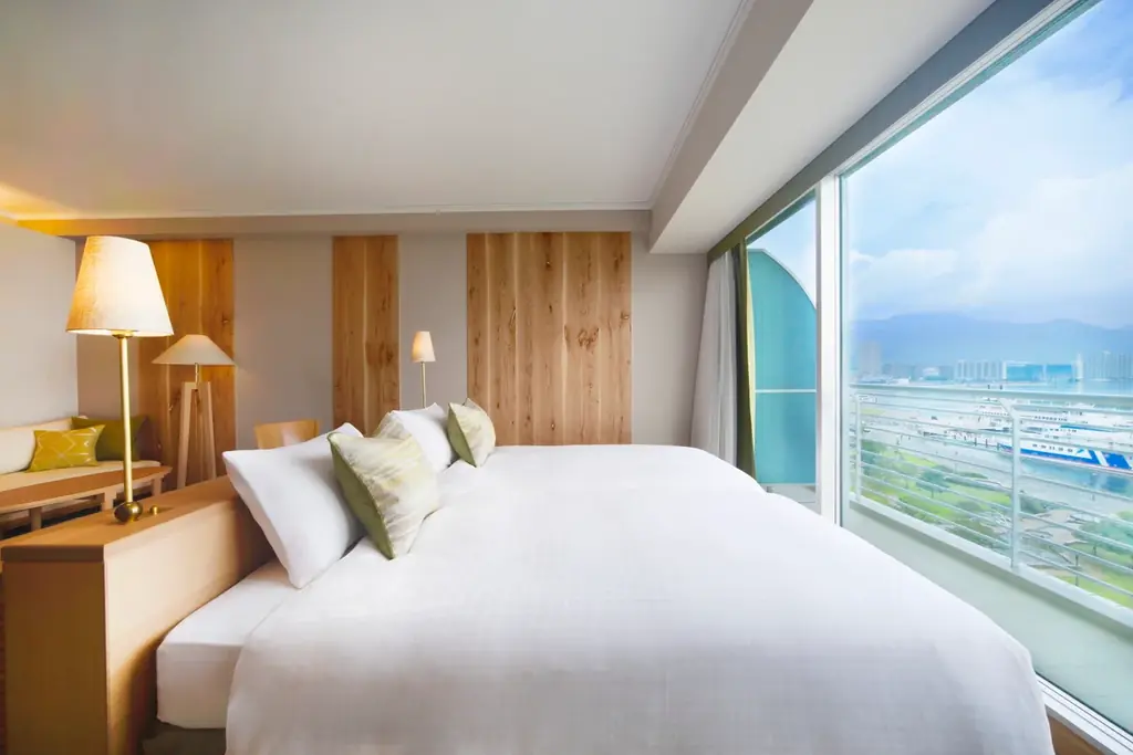 プロポーズや大切な記念日におすすめのアニバーサリーステイ　びわ湖に臨む客室で過ごす特別なひとときに　カップルの幸せを祝福するタオルアートがついた宿泊プランを販売 画像 2