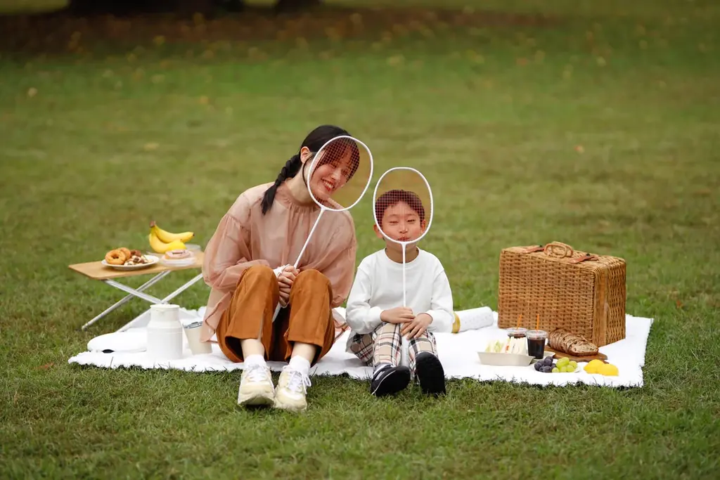 大切な人と過ごす冬ギフトにおすすめ。白×オレンジの“映え”デザインのバドミントンで、アクティブな団欒を。 画像 2