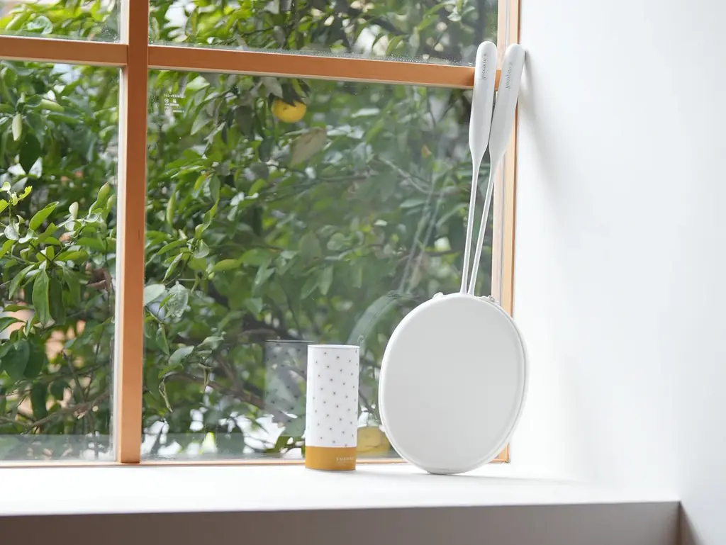 大切な人と過ごす冬ギフトにおすすめ。白×オレンジの“映え”デザインのバドミントンで、アクティブな団欒を。 画像 3