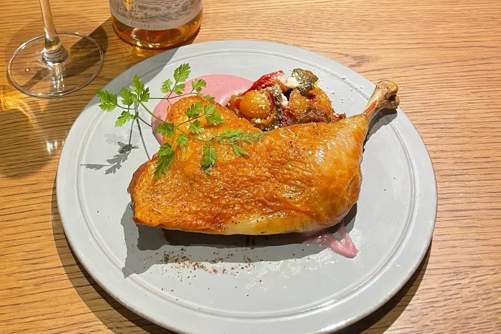 【BISTRO CHURA（ビストロちゅら）】特別なクリスマスをお届け　冬限定メニュー「沖縄県久米島産赤鶏の骨付きローストチキン」と「ガトーショコラ　泡盛暖流ペアリング付」が期間限定で新登場！ 画像 2