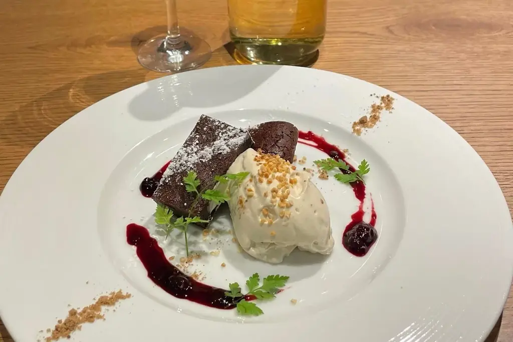 【BISTRO CHURA（ビストロちゅら）】特別なクリスマスをお届け　冬限定メニュー「沖縄県久米島産赤鶏の骨付きローストチキン」と「ガトーショコラ　泡盛暖流ペアリング付」が期間限定で新登場！ 画像 4