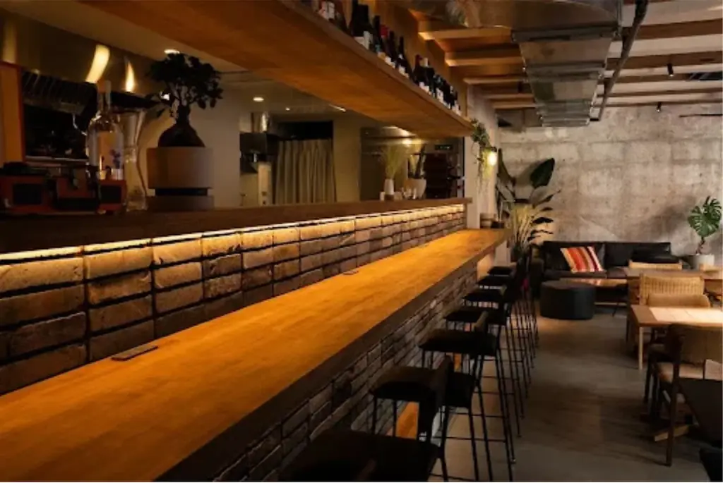 【BISTRO CHURA（ビストロちゅら）】特別なクリスマスをお届け　冬限定メニュー「沖縄県久米島産赤鶏の骨付きローストチキン」と「ガトーショコラ　泡盛暖流ペアリング付」が期間限定で新登場！ 画像 6