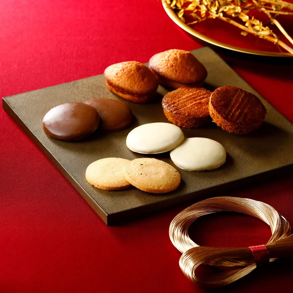 【チーズガーデン】年末年始を彩る縁起物が描かれた華やかな限定パッケージ　『「迎春」御用邸チーズケーキ』『「迎春」焼菓子5種詰め合わせ』発売 画像 3