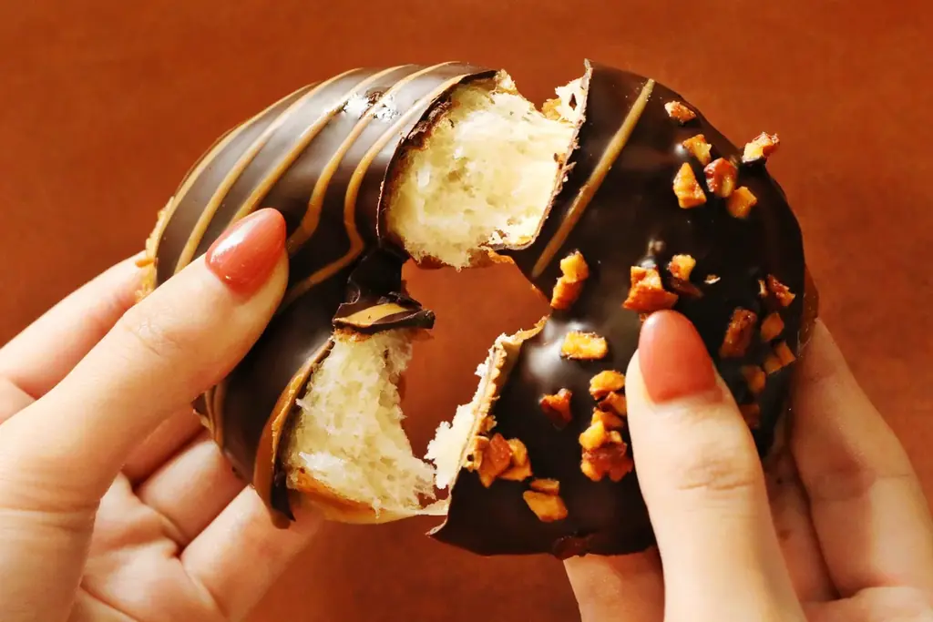 【バレンタイン新商品】甘いチョコ×香ばしいキャラメルを楽しめる新フレーバー『ねこねこ食パン ショコラキャラメル』が新登場！とろっとキャラメルソースが溢れる「GUILTY’S」の新作クッキーも限定発売 画像 10